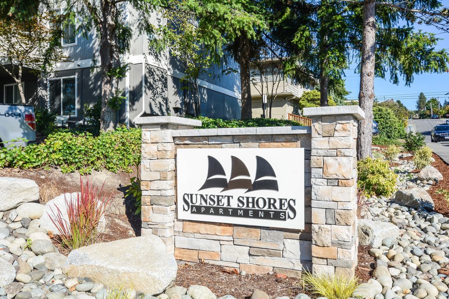 Sunset Shores Apartments entry sign